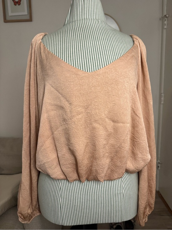 Astr Tops - ASTR The Label Blush Satin Puff Sleeve Bubble Hem Blouse Size M